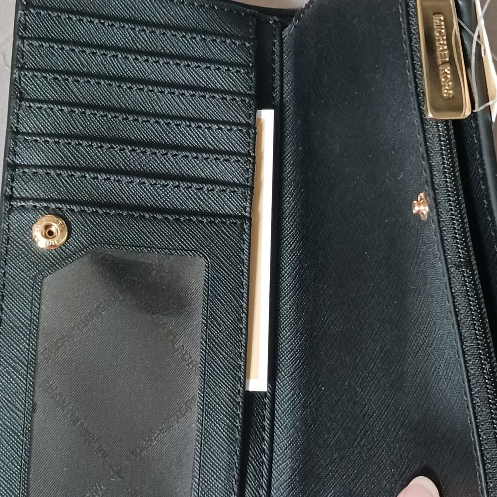NWT! MICHAEL KORS WALLET - Picture 12 of 15